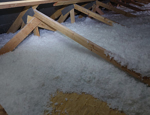 Zateplení stropu rodinného domu pomocí foukané izolace